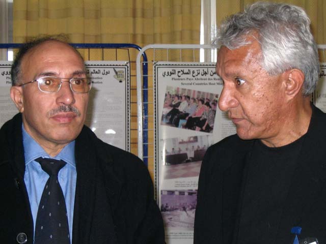 2007. Alger. M. Ammar Mansouri, représentant du gouvernement algérien et M. Roland Oldham, président de Moruroa e tatou.